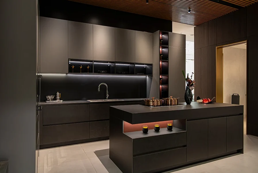 Mretty Tailored Matte Cabinetry for a Luxurious Italian Kitchen